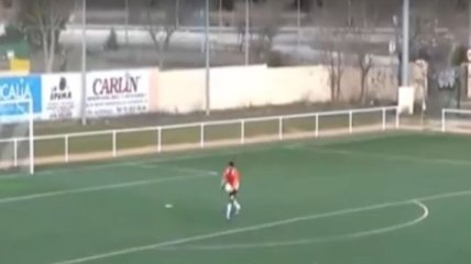 Вратарь забил победный гол ударом от своих ворот (Видео)