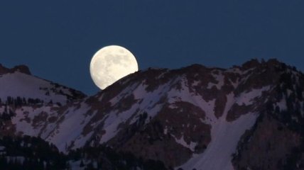 Последнее полнолуние в 2020 году: яркие фото Волчьей Луны