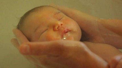 Ванна, как мамин животик: новорожденный кроха в своей стихии (видео)