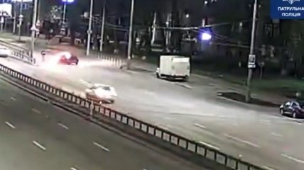 Водитель был в восемь раз пьянее нормы: появилось видео момента, как авто влетело в столб в Киеве
