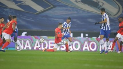 Футболист Порту случайно забил гол в дерби (видео)