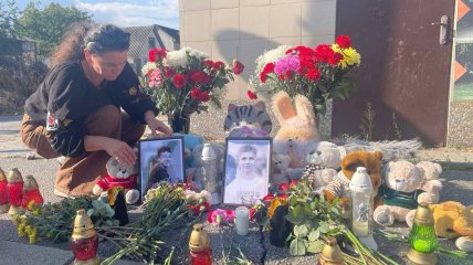 На місце вбивства підлітків приносять квіти та іграшки