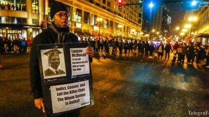 Американцы вышли на протест из-за убийства чернокожего подростка