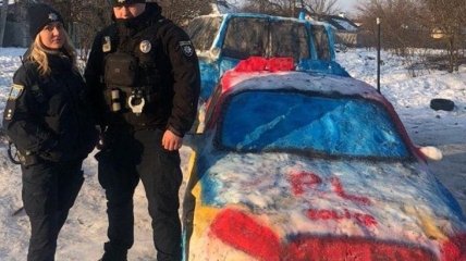 Зимнее творчество: В Днепре местные жители слепили из снега полицейскую машину