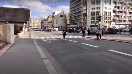 Массовый побег людей и опустевшие улицы: фото и видео из закрытого на карантин Парижа