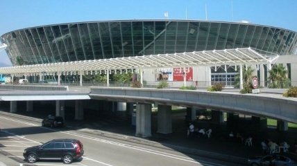 Во Франции аэропорт Ниццы возобновил работу
