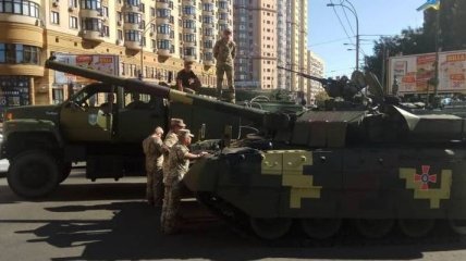 Как эвакуировали военный танк с одной из улиц Киева (Видео)