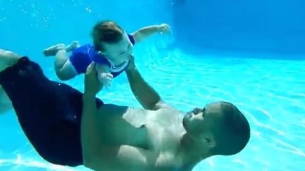 ВИДЕОпозитив: 7-месячный ребенок плавает под водой