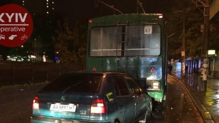 "Я Гройсмана знаю": в Киеве пьяный водитель протаранил троллейбус