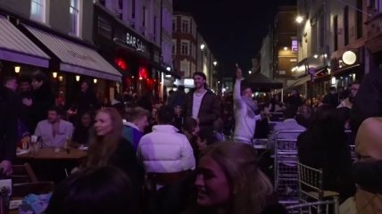 Конец локдауна в Лондоне отметили бурными пьянками и драками с копами (видео)