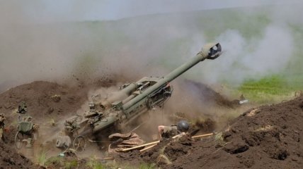 Бойцы ВСУ ведут огонь из гаубицы M777