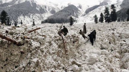 В результате схода лавин в Кашмире погибли 14 человек
