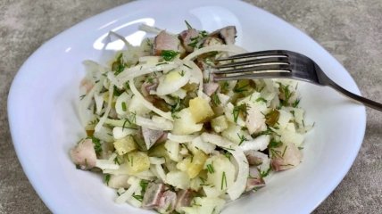 Салат с халлуми и авокадо