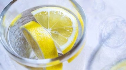 Преимущества лимонной воды натощак