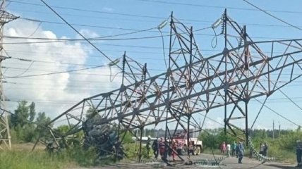 В Киеве опора ЛЭП упала прямо на дорогу: видео момента ЧП и фото последствий