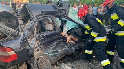 На трассе Киев-Чоп грузовик раздавил легковушку: в салоне BMW погибла 18-летняя девушка (фото)