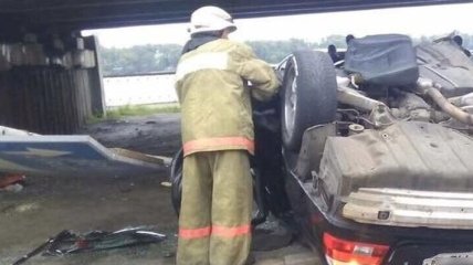 Страшное ДТП на Набережном шоссе в Киеве: авто опрокинулось на крышу