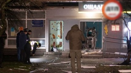 В Киеве ночью взорвали банк: улицу засыпало деньгами