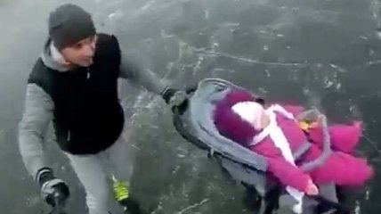 "Отец года": сеть взволновало видео с мужчиной, который выехал на озеро с ребенком в коляске 