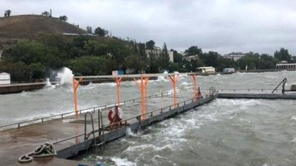 Керченский мост поврежден: стихия сорвала плавкран