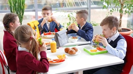 Детей хотят кормить более здоровой пищей