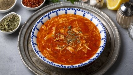 Легкий суп із помідорів з макаронами.