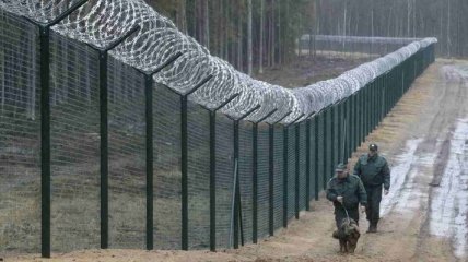 Латвия завершила сооружение забора на границе с РФ