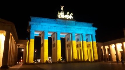 Бранденбурзькі ворота в Німеччині днями підсвітила у кольори України