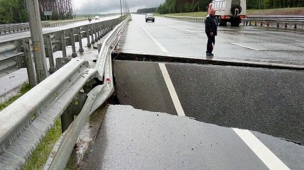 На Житомирщине в результате внезапного наводнения размыло мост: видео