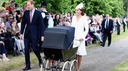 Появились официальные фото с крестин принцессы Шарлотты