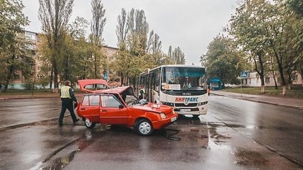 В Киеве маршрутка протаранила легковушку: пострадали дети