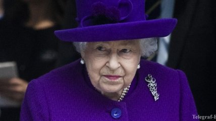 Береженого Бог бережет: Елизавета II впервые вручила награды в перчатках (Видео)