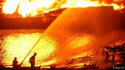 Горящий танкер с нефтью у Китая: продолжается спасательная операция