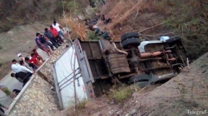 В Мексике грузовик с мигрантами упал в пропасть: десятки погибших и раненых 