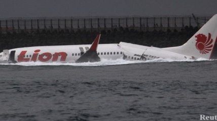 Самолет с сотней человек потерпел крушение возле острова Бали