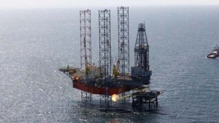 РФ устанавливает буровую платформу в морской экономической зоне Украины