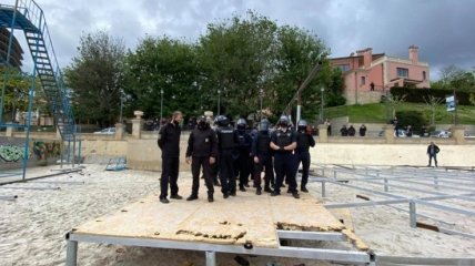 В Одессе случились стычки между полицейскими и активистами из-за застройки пляжа