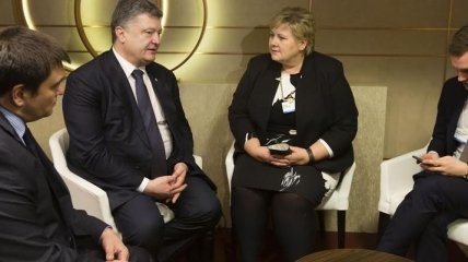 Порошенко и премьер Норвегии отметили важность сохранения санкций против РФ