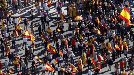 В Мадриде тысячи людей вышли на улицы в поддержку единства Испании