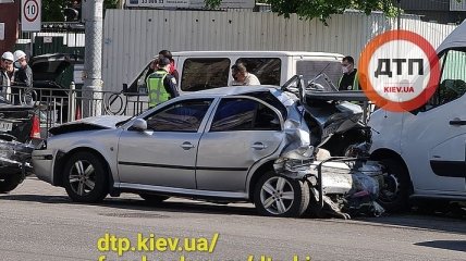 В Киеве произошло тройное ДТП, есть пострадавшие