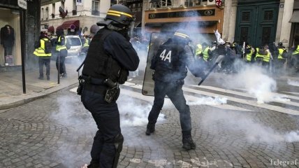 Протесты "желтых жилетов" во Франции: демонстранты напали на полицейских 