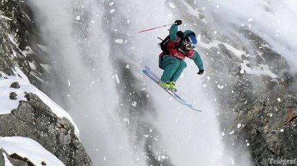 Схождение лавин в Альпах - опасность для туристов