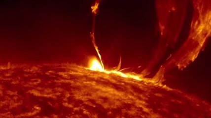 НАСА показало мощную вспышку на Солнце (Видео)