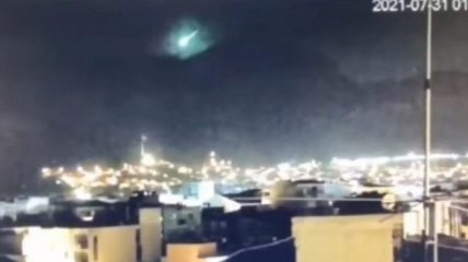 Не пожежею єдиною: на територію Туреччини впав метеорит і потрапив на відео