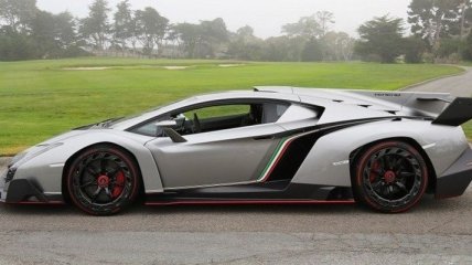 Невероятное шоу с участием самых крутых Lamborghini (Видео)