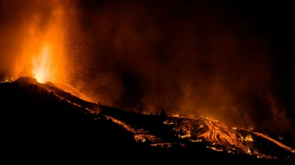 Вид на вулкан ночью