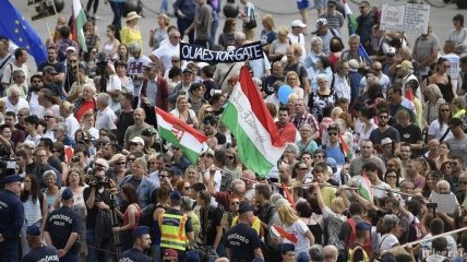 Парламент Венгрии принял присягу на фоне протестов