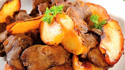 Кроличья печенка с луком и яблоками