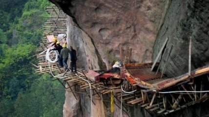 Работа не для слабых духом: Как строят горные дороги для туристов в Китае (Фото)