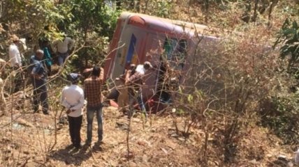 На западе Индии автобус упал в ущелье